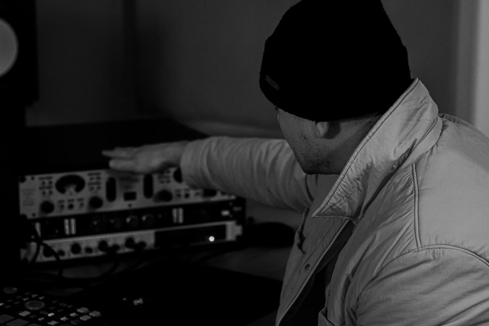 Marco Hesina bei der Arbeit am Audio-Rack